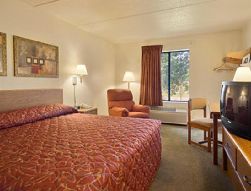 Super 8 By Wyndham Bloomington/Airport Hotel Exterior photo